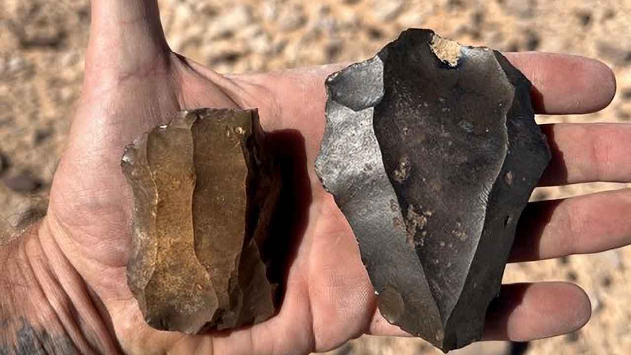 Investigadores da UAlg revelam que o Homo sapiens criou ferramentas miniaturizadas no sul de Omã há 100 mil anos, inovação que permitiu sobreviver ao deserto árido.