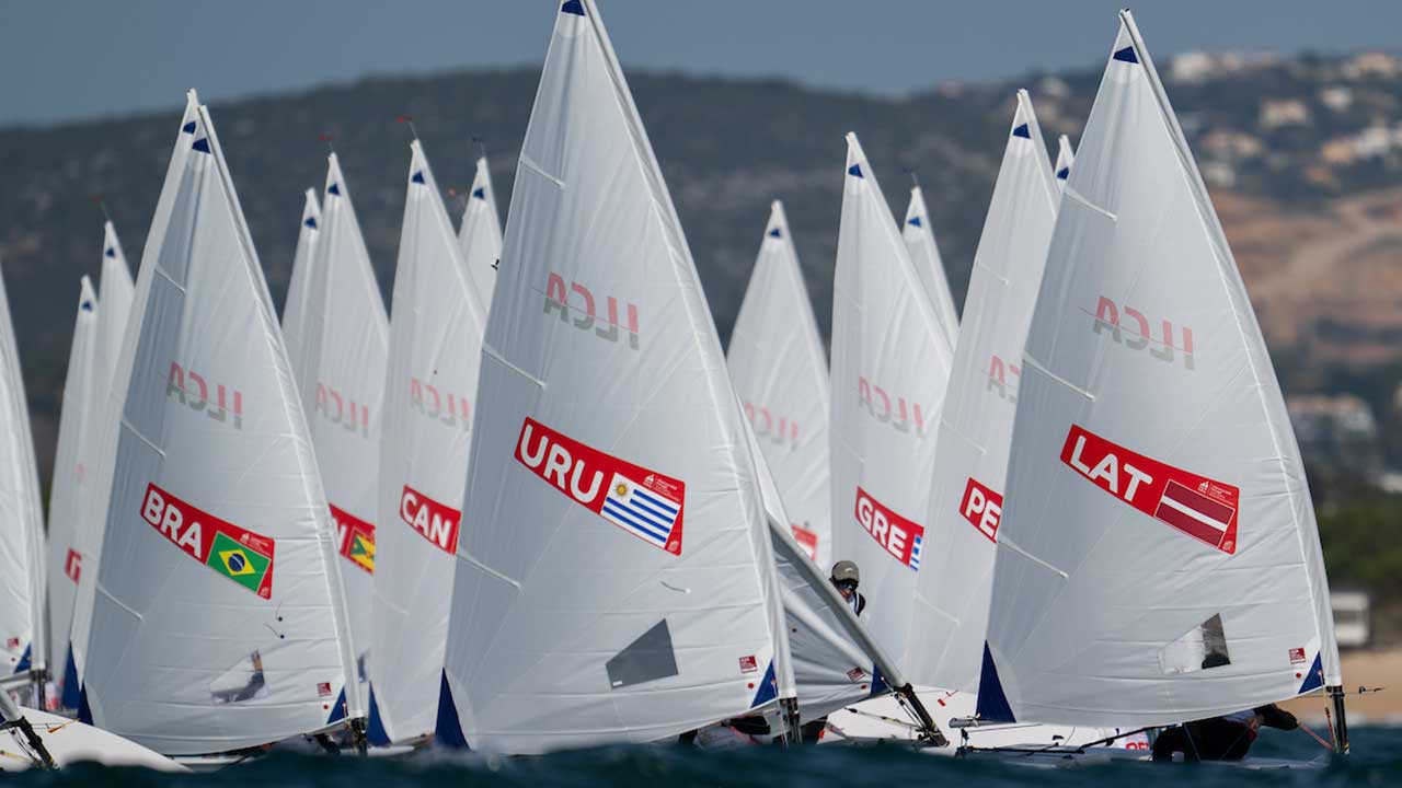 O quarto dia do Campeonato do Mundo de Vela da Juventude em Vilamoura confirma o domínio dos favoritos nas classes iQFOIL e Formula Kite.