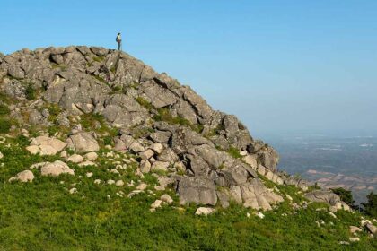 A Via Algarviana celebra 17 anos com caminhadas abertas ao público e ações de educação ambiental, promovendo o interior algarvio, o turismo sustentável e a economia local.