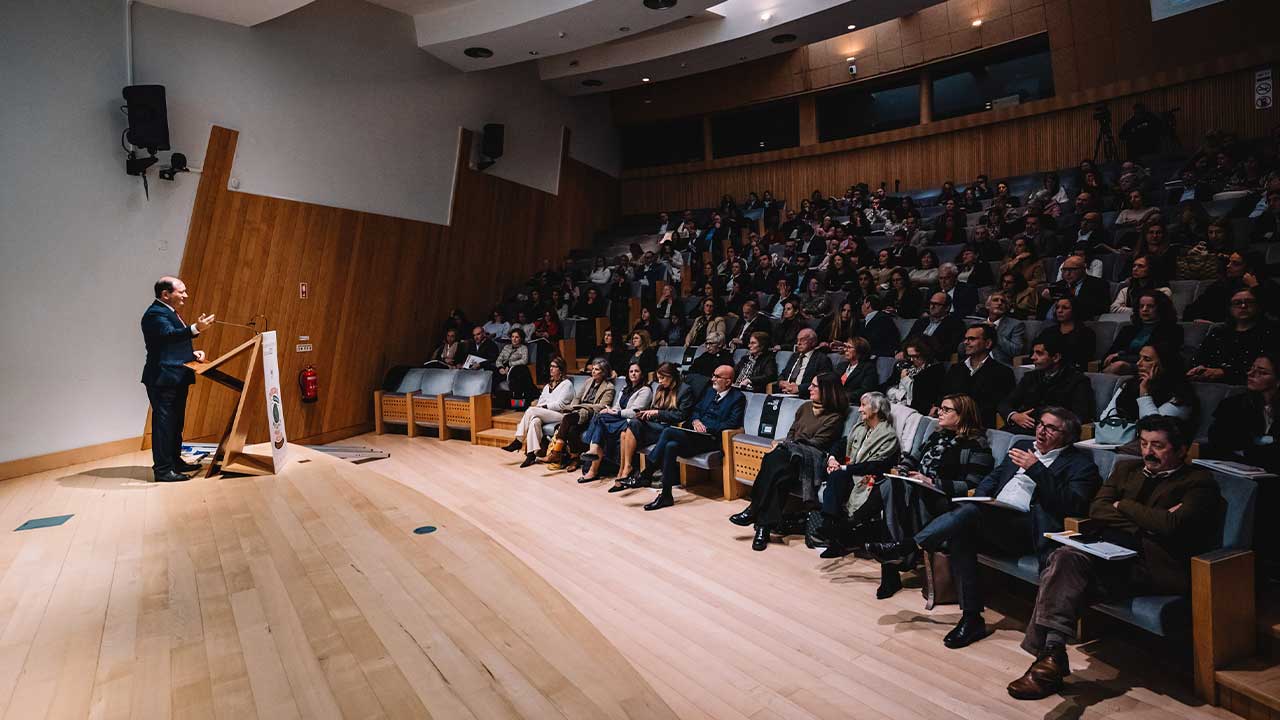 Município integra cerca de 50 pessoas com deficiência e conquista «Marca Entidade Empregadora Inclusiva 2025», reforçando compromisso social.