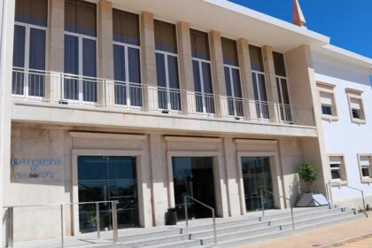 Vila do Bispo devolve o IRS em 2026 aos munícipes, enquanto o município fixa o IMI no mínimo legal e aplica o IMI Familiar com deduções automáticas para agregados. 