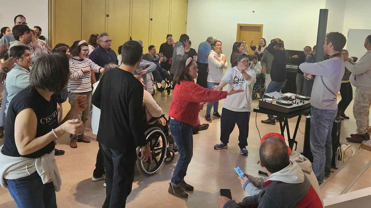 O Roteiro Nacional «Vive a Tua Diferença» arrancou em Tavira com Fernando Alvim como padrinho. Iniciativa promove inclusão e diversidade até agosto de 2026.