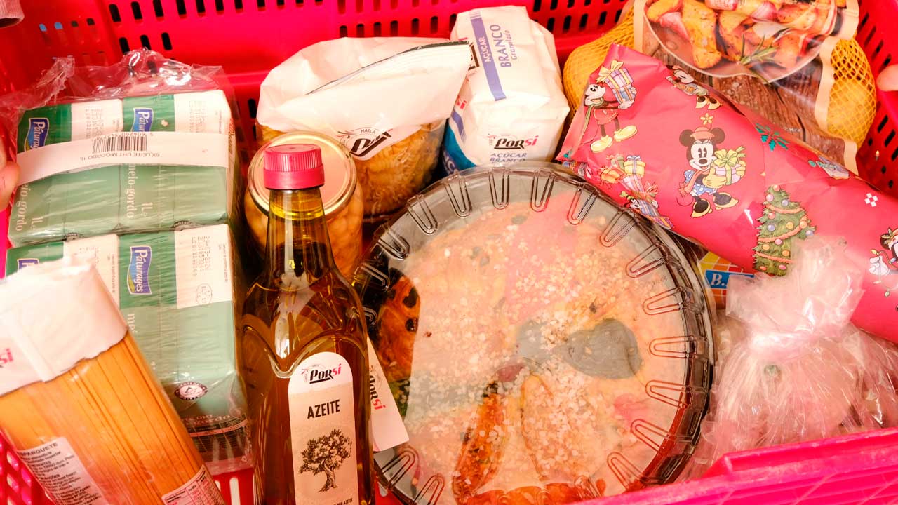 Cabazes de Consoada chegam a centenas de famílias em São Brás de Alportel, com alimentos, brinquedos e produtos de higiene para um Natal digno.