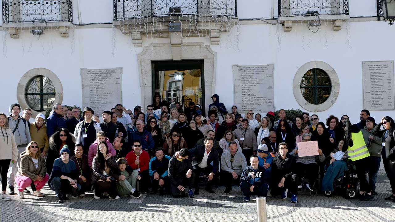 Caminhada inclusiva reúne cerca de 80 utentes da Existir no centro de Loulé e sensibiliza para os direitos das pessoas com deficiência no concelho algarvio.