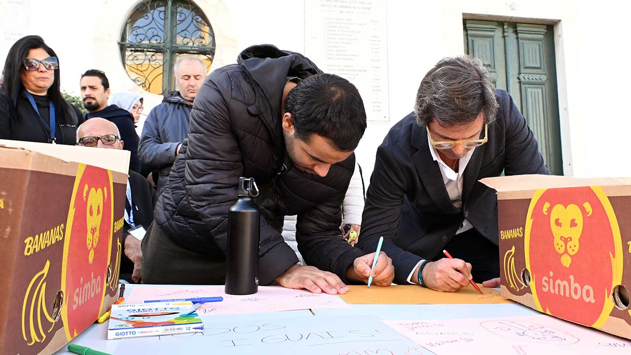 Caminhada inclusiva reúne cerca de 80 utentes da Existir no centro de Loulé e sensibiliza para os direitos das pessoas com deficiência no concelho algarvio.