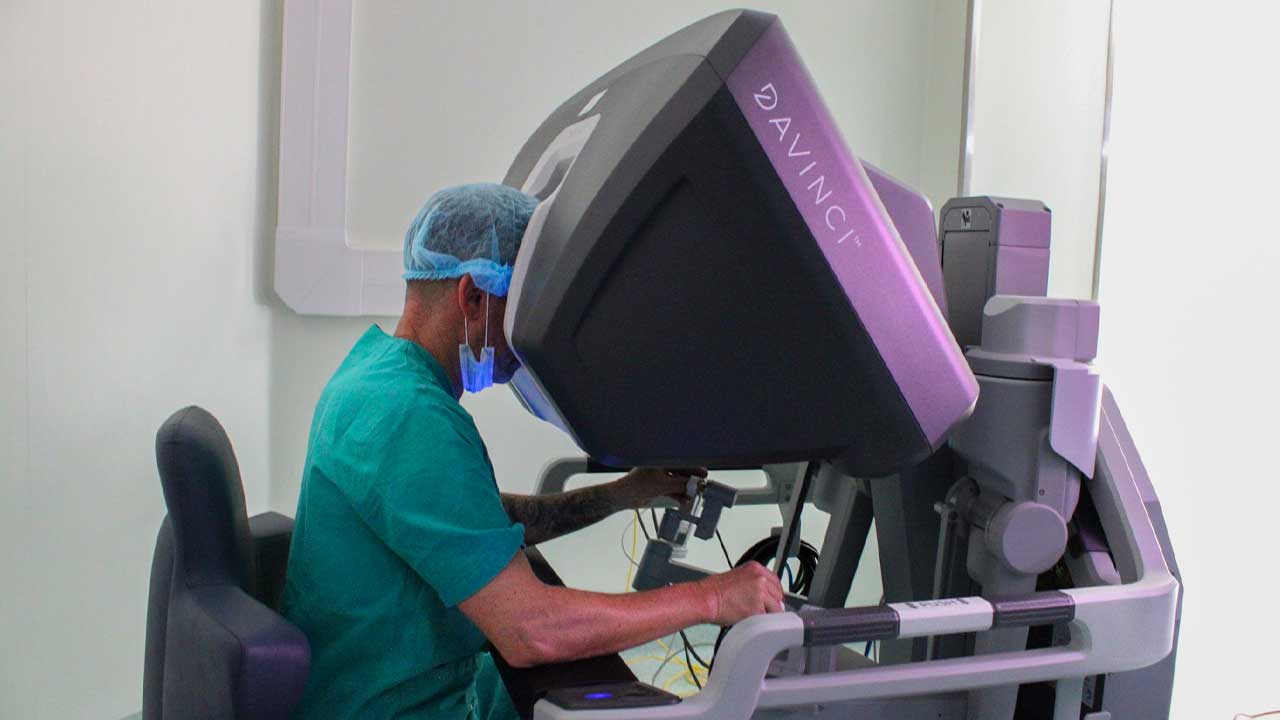 ULS Algarve realiza primeira cirurgia robótica no Hospital de Faro, modernizando cuidados de saúde e garantindo procedimentos menos invasivos aos doentes.