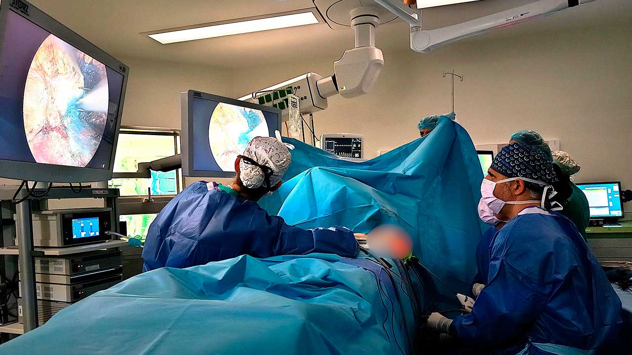 A ULS Algarve realizou a primeira cirurgia endoscópica da mama, uma técnica menos invasiva que reduz dor, acelera a recuperação e melhora os resultados estéticos.