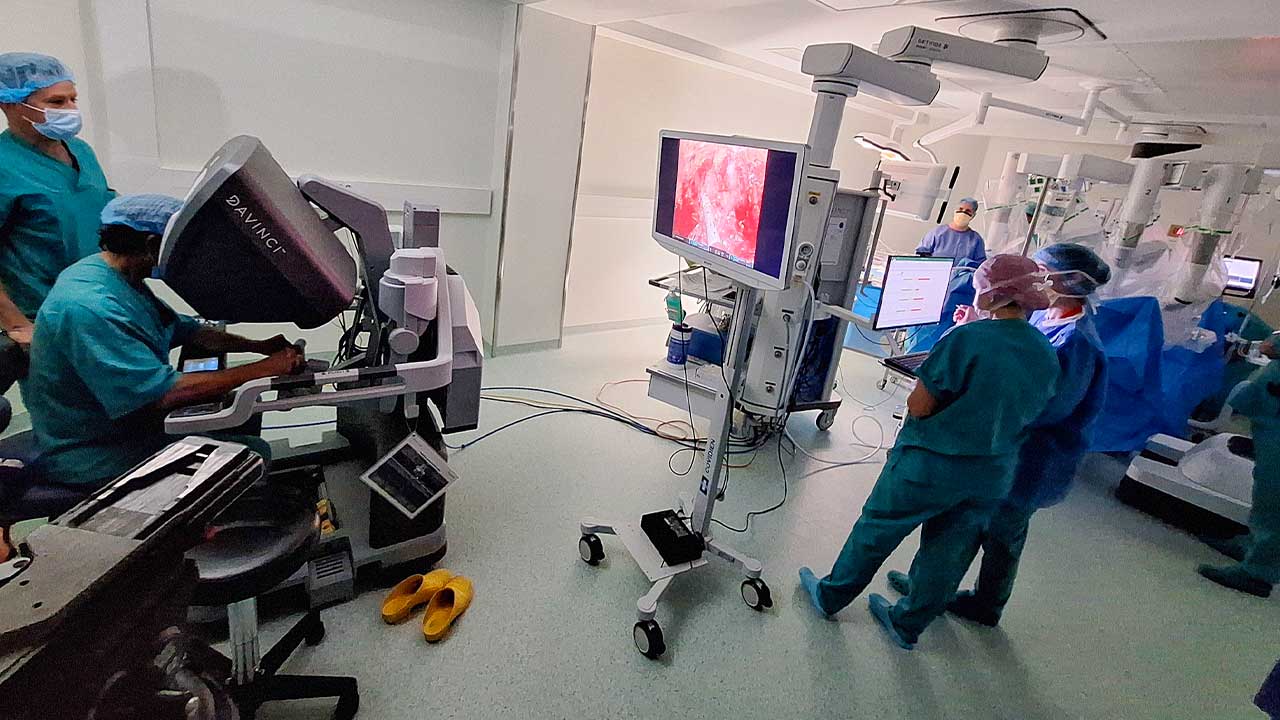 ULS Algarve realiza primeira cirurgia robótica no Hospital de Faro, modernizando cuidados de saúde e garantindo procedimentos menos invasivos aos doentes.