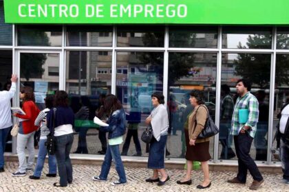 IEFP indica que o desemprego em novembro caiu em Portugal, mas registou subida no Algarve.