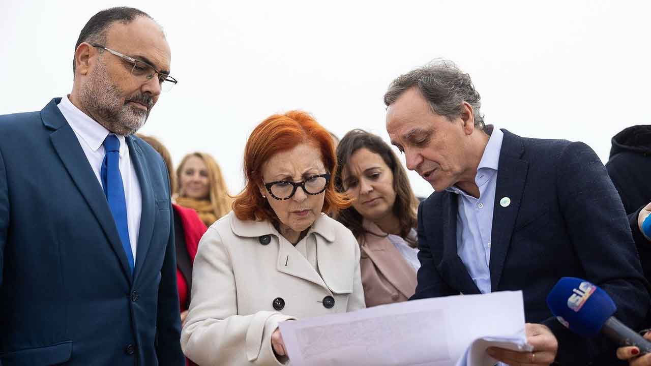 A intervenção entre a Praia da Rocha e o Vau, com 220 mil metros cúbicos de areia, deverá terminar em maio, disse hoje a ministra do Ambiente em Portimão.