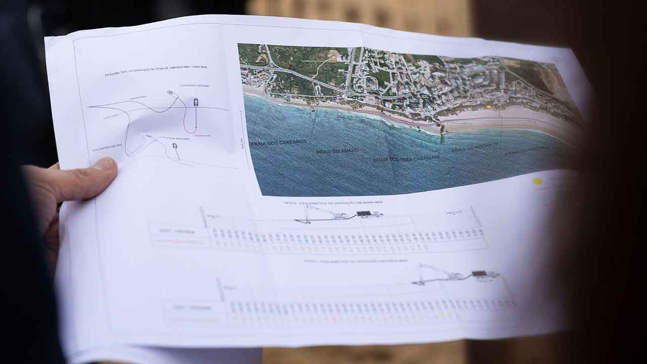 A intervenção entre a Praia da Rocha e o Vau, com 220 mil metros cúbicos de areia, deverá terminar em maio, disse hoje a ministra do Ambiente em Portimão.