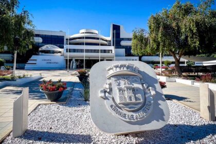 Albufeira recebe o selo de qualidade exemplar da água e reforça o compromisso com abastecimento seguro num concelho marcado por forte pressão turística.