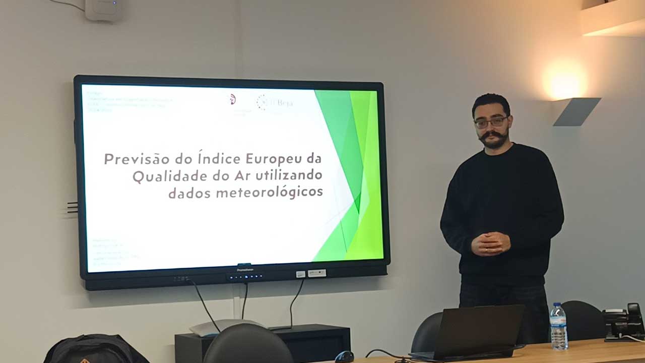 Estudante do IPBeja desenvolve protótipo de IA que prevê a qualidade do ar em Lagoa, reforçando cidades inteligentes e monitorização ambiental.