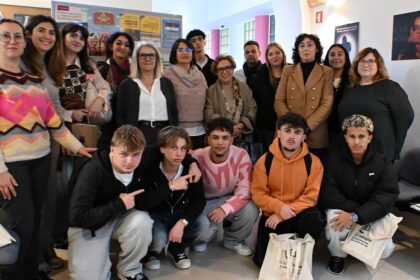 Exposição de fotografia de alunos do 11.º e 12.º da Escola Secundária de Loulé alerta para violência contra mulheres e promove sensibilização local.