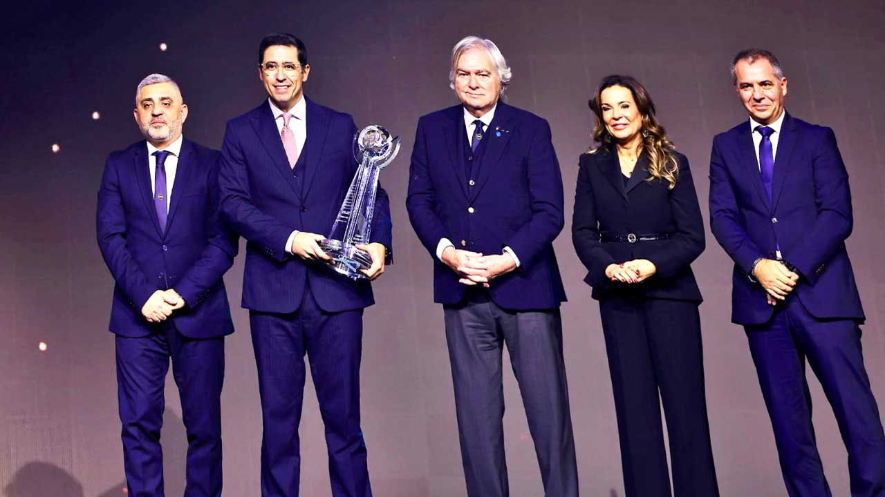 Presidente da Câmara de Albufeira recebeu o troféu durante a gala que assinalou o fim do ano de Matosinhos como Cidade Europeia do Desporto.