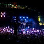 O Albufeira Carpe Nox reuniu milhares de pessoas na Praia dos Pescadores com concertos, aviação artística e tecnologia, no maior Fim de Ano do país fora da Madeira.