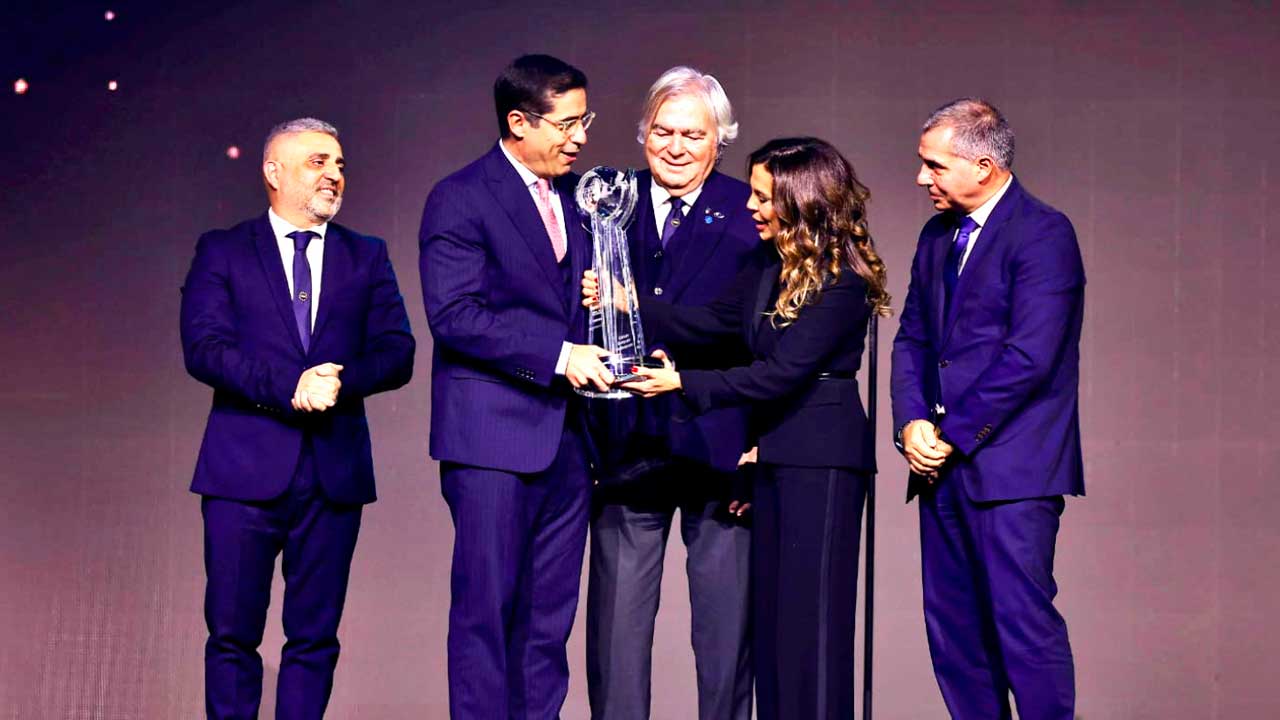 Presidente da Câmara de Albufeira recebeu o troféu durante a gala que assinalou o fim do ano de Matosinhos como Cidade Europeia do Desporto.