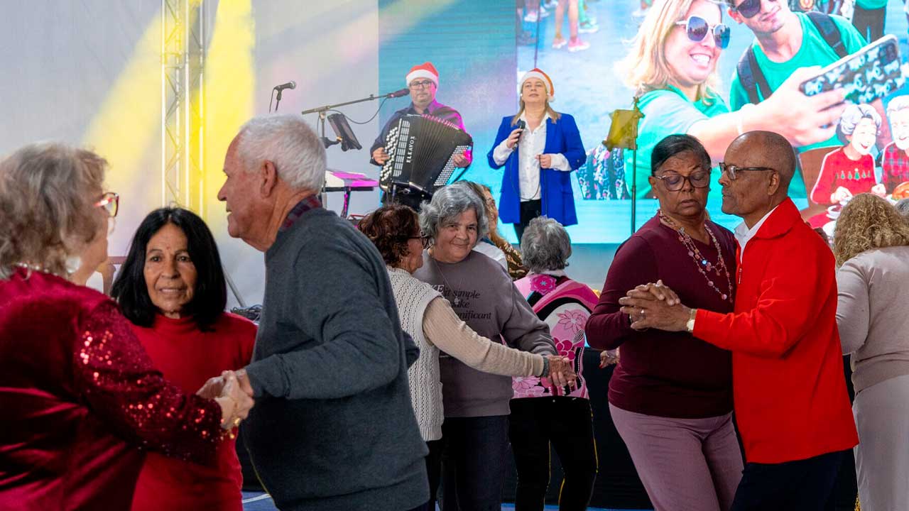 O Almoço de Natal Sénior em Lagoa reuniu 850 pessoas num encontro de convívio, inclusão social e valorização do envelhecimento ativo no concelho.