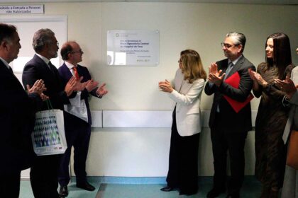 A remodelação total do Bloco Operatório Central do Hospital de Faro representou um investimento de 9,3 milhões de euros, reforçando a capacidade cirúrgica e a segurança dos doentes.