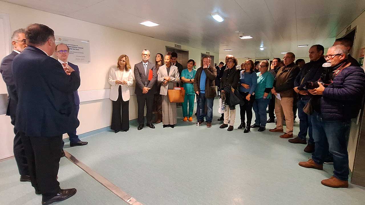 A remodelação total do Bloco Operatório Central do Hospital de Faro representou um investimento de 9,3 milhões de euros, reforçando a capacidade cirúrgica e a segurança dos doentes.