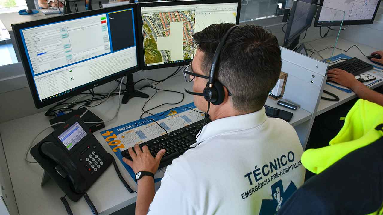 Liga dos Bombeiros Portugueses alertou hoje que o acionamento de meios apenas pela distância pode atrasar o socorro e desguarnecer concelhos, e defende critérios ajustados ao terreno.