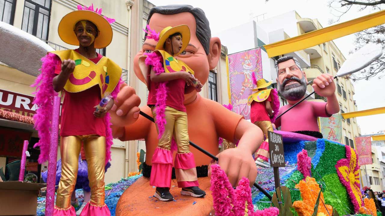 O Carnaval de Loulé 2026 regressa em fevereiro com o tema «Super Carnaval», tendo o Zé Povinho como figura central da sátira política, social e desportiva.