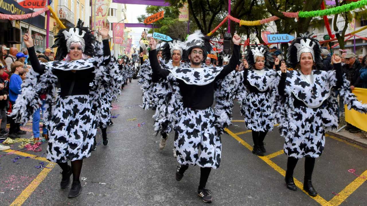 O Carnaval de Loulé 2026 regressa em fevereiro com o tema «Super Carnaval», tendo o Zé Povinho como figura central da sátira política, social e desportiva.