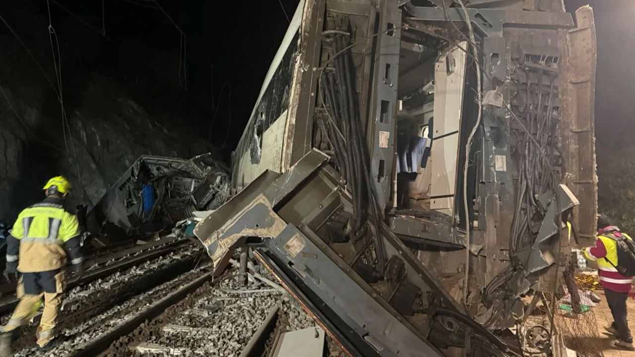 Descarrilamento de comboio em Córdova ontem fez pelo menos 21 mortos e levou à suspensão da alta velocidade entre Madrid e a Andaluzia.