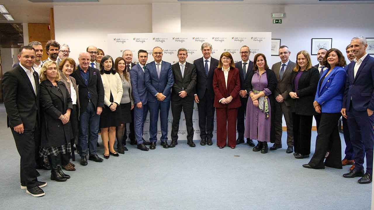 O Governo antecipa crescimento superior a 6% nas receitas do turismo em Portugal em 2026, com aposta em valor, novos mercados, voos e redução da sazonalidade.