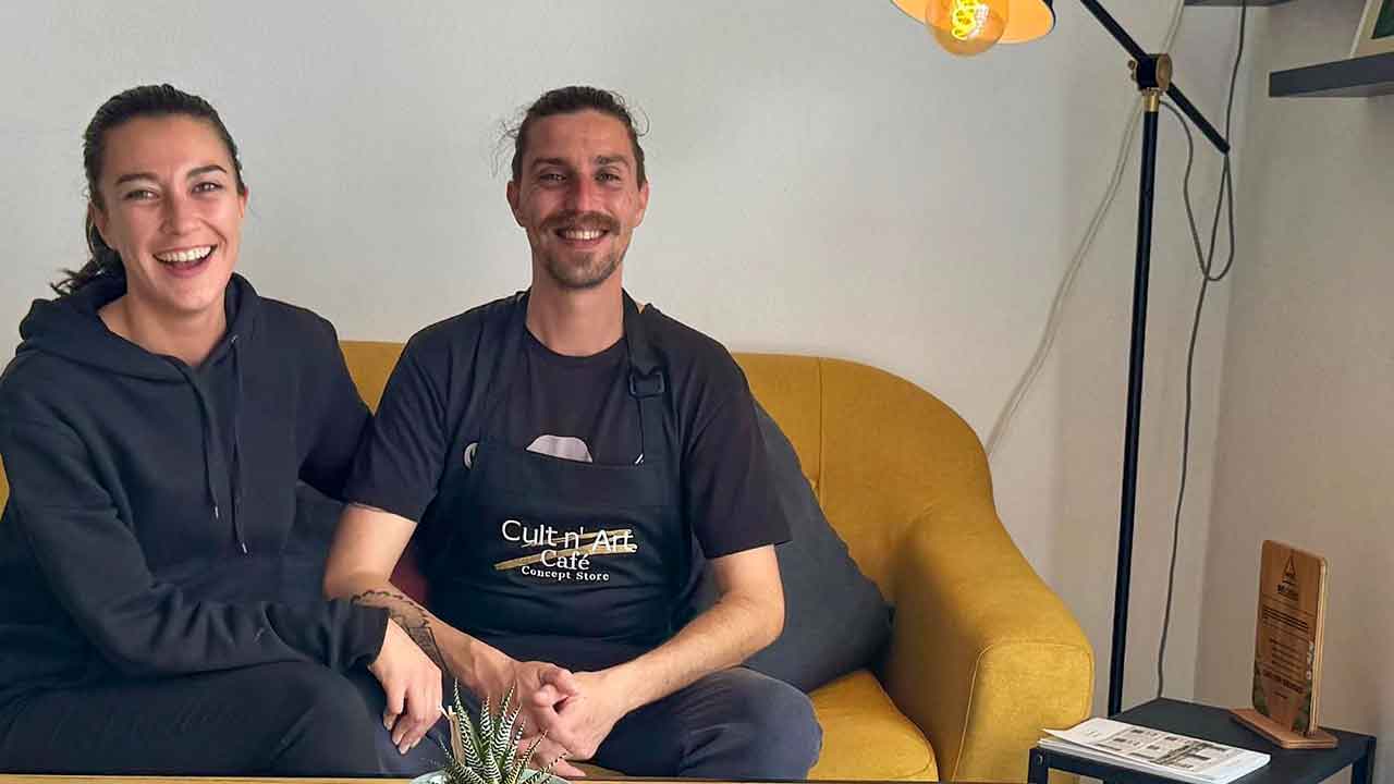 No centro de Alvor, o Cult n’Art Café ocupa uma antiga casa de família transformada num espaço acolhedor, onde comida caseira, arte e um ritmo calmo convidam a ficar.