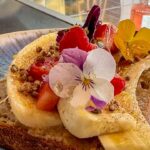 No centro de Alvor, o Cult n’Art Café ocupa uma antiga casa de família transformada num espaço acolhedor, onde comida caseira, arte e um ritmo calmo convidam a ficar.