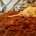 No centro de Alvor, o Cult n’Art Café ocupa uma antiga casa de família transformada num espaço acolhedor, onde comida caseira, arte e um ritmo calmo convidam a ficar.