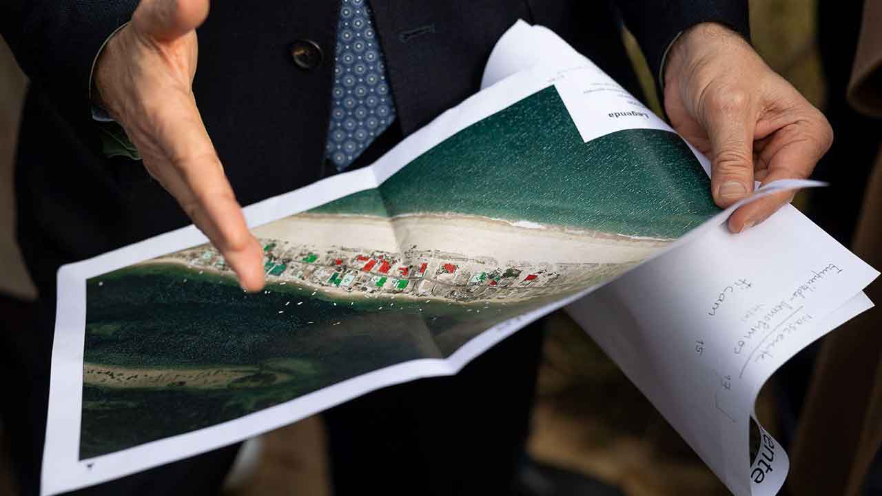 Maria da Graça Carvalho, esteve ao final da manhã deste sábado, 10 de janeiro de 2026, na zona nascente da Praia de Faro, junto ao passadiço que dá acesso à barrinha e onde ainda restam várias edificações precárias e ilegais, numa das zonas mais sensíveis do litoral algarvio.