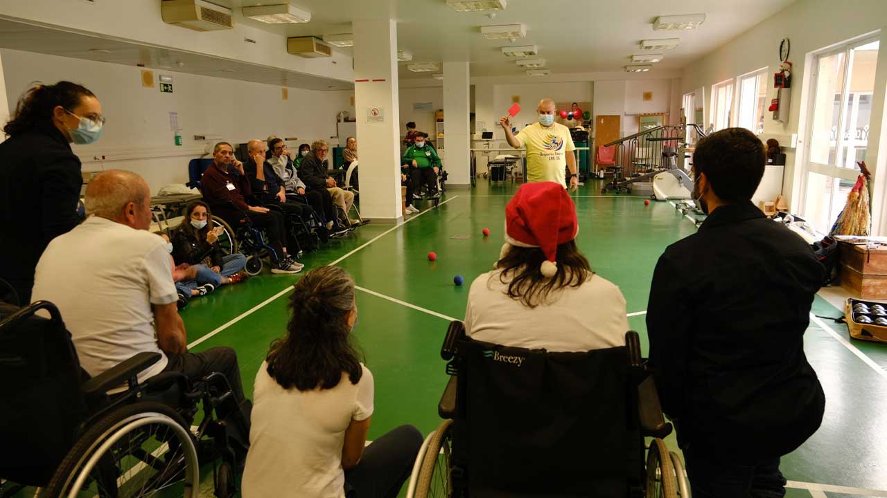 Centro de Medicina de Reabilitação do Sul celebra Natal com desporto adaptado e torneio de Boccia, promovendo inclusão e convívio entre utentes e profissionais, em São Brás de Alportel.