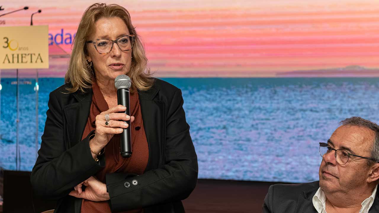 Empresários algarvios debateram a legislação laboral com a ministra do Trabalho, abordando escassez de mão de obra e desafios do setor do turismo.