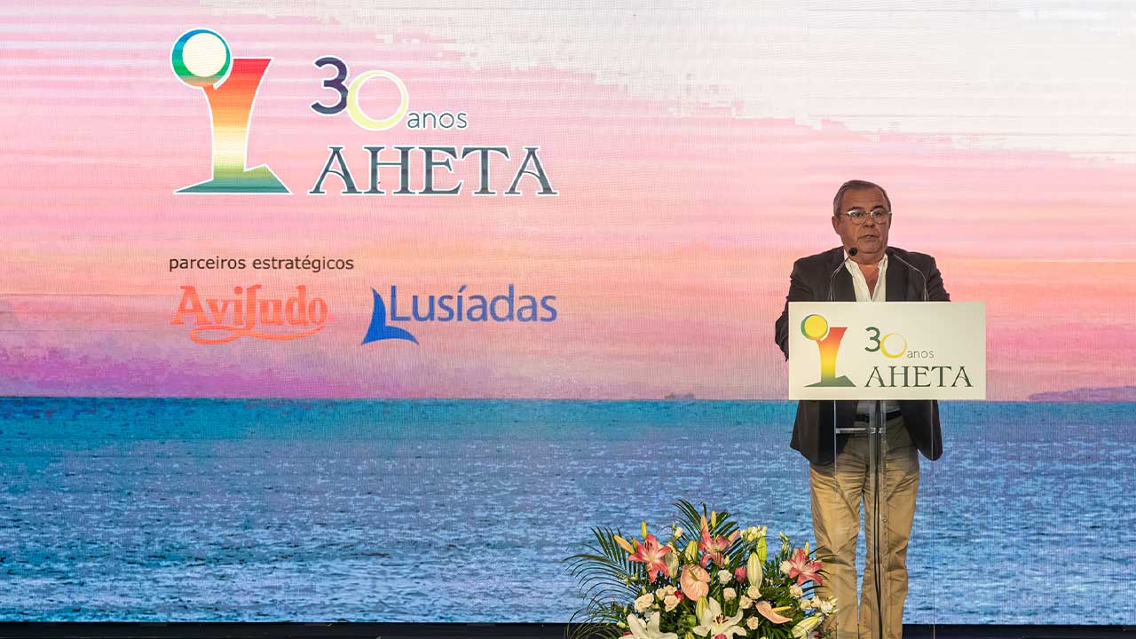 Empresários algarvios debateram a legislação laboral com a ministra do Trabalho, abordando escassez de mão de obra e desafios do setor do turismo.