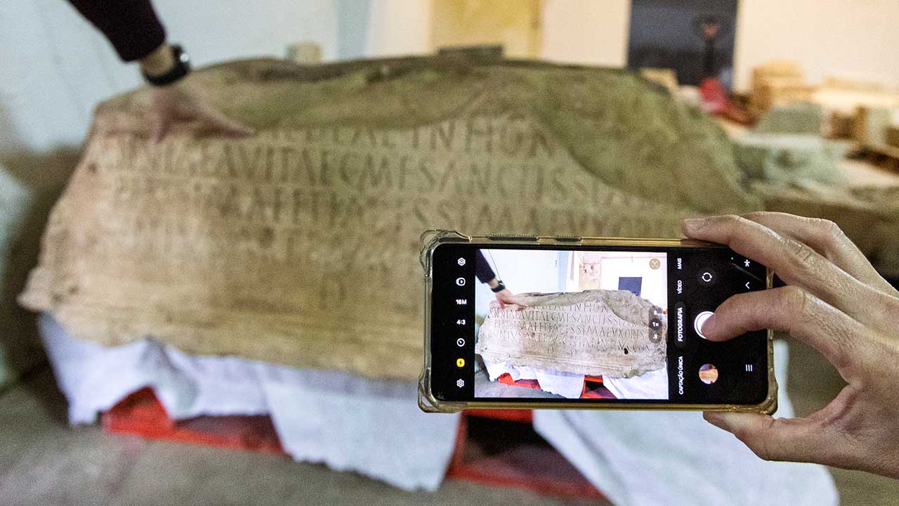 base de estátua romana descoberta em Faro