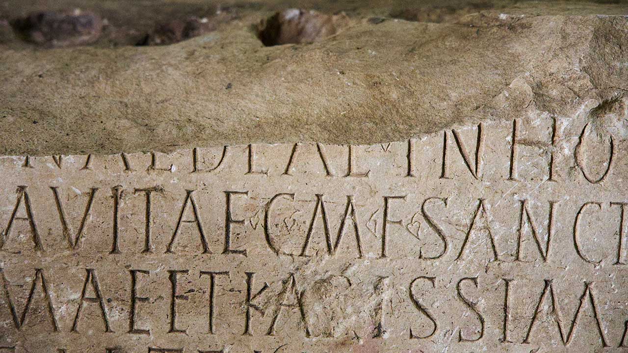 Base de estátua romana identificada no centro histórico de Faro durante trabalhos arqueológicos, associada ao fórum romano de Ossónoba.