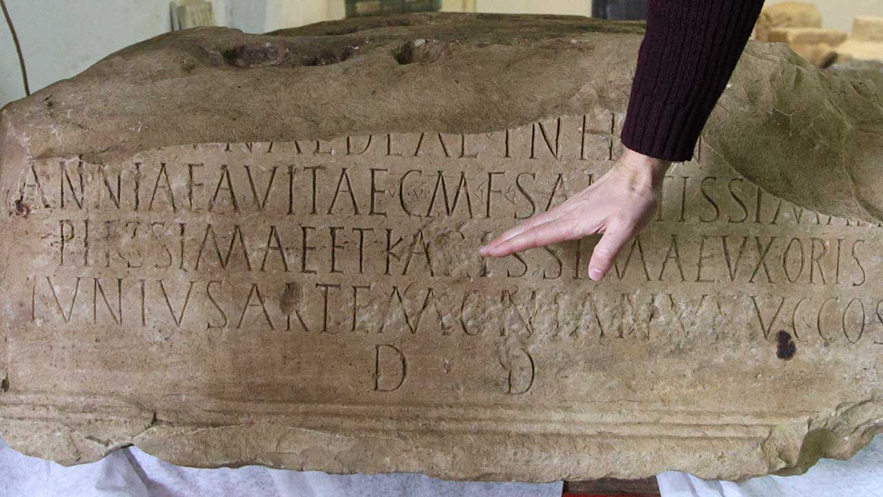 Base de estátua romana do fórum de Ossónoba é descoberta em Faro, com mais de duas toneladas, e aguarda estudo no Museu Municipal.