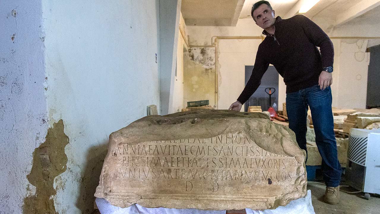 Base de estátua romana identificada no centro histórico de Faro durante trabalhos arqueológicos, associada ao fórum romano de Ossónoba.