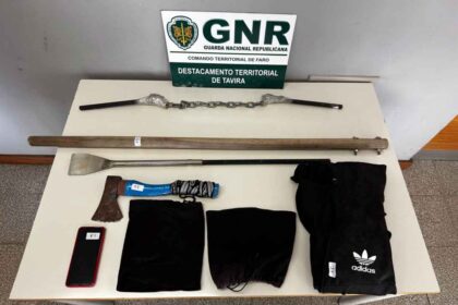 A GNR deteve um suspeito de roubos em Monte Gordo após investigação do NIC de Tavira. Crimes ocorreram no final de 2025. Saiba mais.