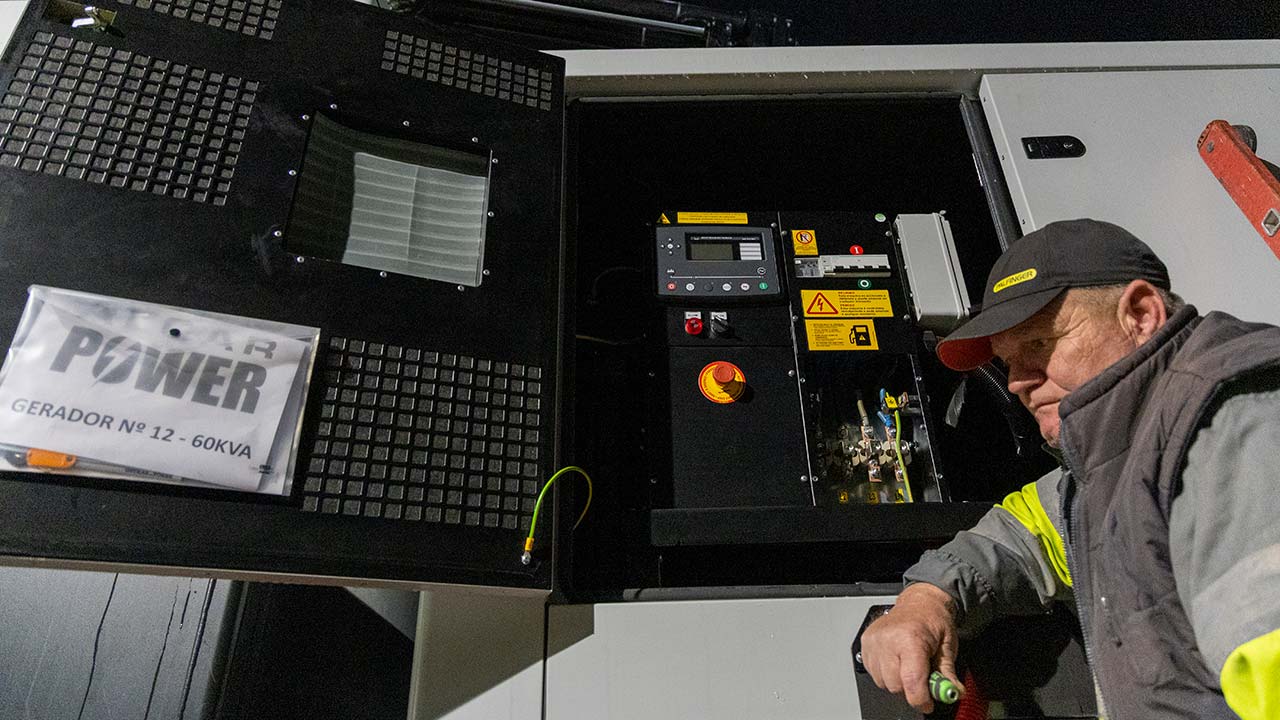 Empresa algarvia Algarpower envia geradores para ajudar Leiria após a tempestade Kristin, numa resposta solidária às falhas prolongadas de eletricidade.