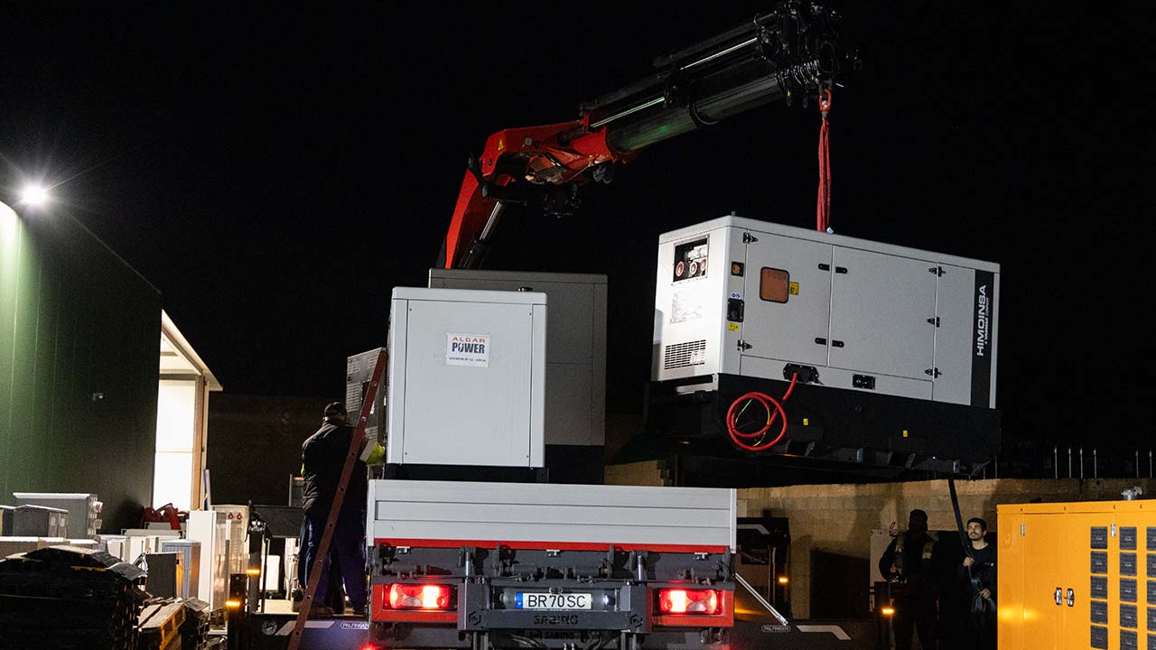 Empresa algarvia Algarpower envia geradores para ajudar Leiria após a tempestade Kristin, numa resposta solidária às falhas prolongadas de eletricidade.