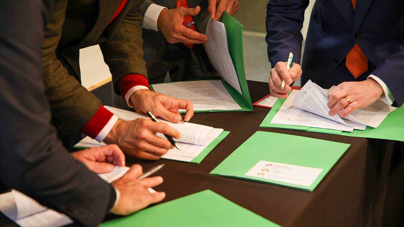A formalização do Hospital Central do Algarve hoje confirma o investimento do governo, mas autarcas resistem à desconfiança após décadas de promessas adiadas e até verem a obra no terreno.