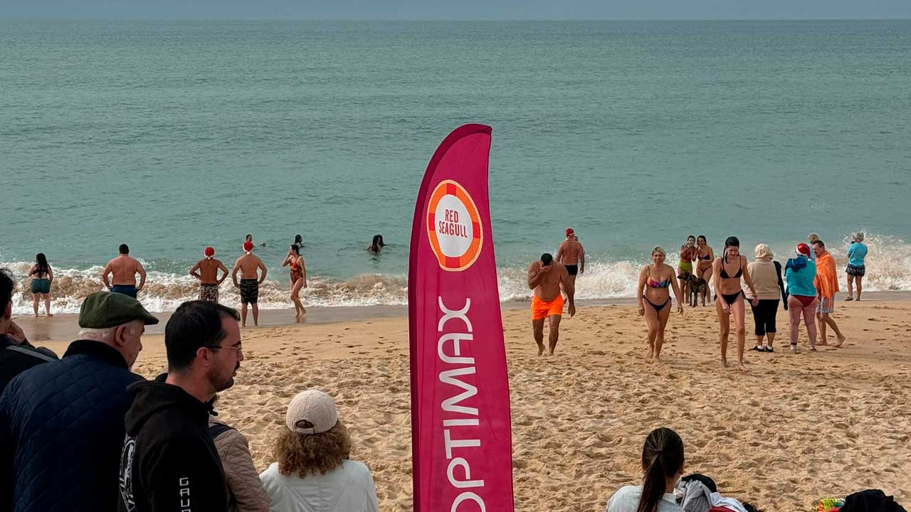 O Mergulho dos Valentes na Praia de Faro reuniu dezenas de participantes no primeiro dia de 2026 e confirmou o potencial do evento como tradição anual.