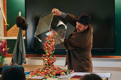 O espetáculo do LAMA Teatro «O Pior Professor do Mundo» chega a escolas do Algarve, mantendo viva a reflexão sobre cidadania e o papel do docente.