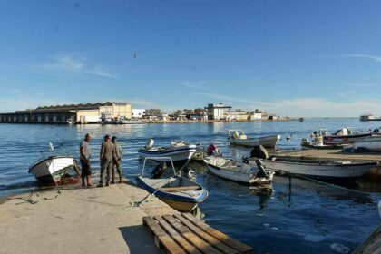 Autarca olhanense Ricardo Calé defende que reabilitação das pontes-cais deve ser acompanhada por investimento estrutural para reforçar a capacidade do porto de Olhão.