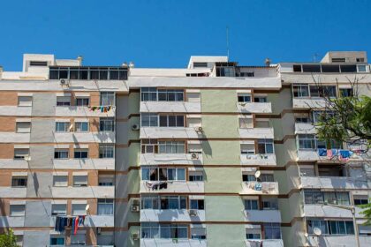 Pacote de habitação avança na generalidade na AR com votos de PSD, CDS-PP e IL. Inclui medidas fiscais e alterações ao licenciamento e à reabilitação urbana.