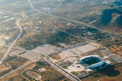 A decisão sobre o Hospital Central do Algarve expõe o fracasso urbano do Parque das Cidades e a necessidade de repensar o planeamento regional.