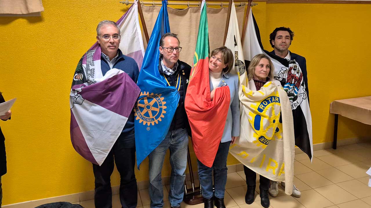O Rotary prestou homenagem a Abílio Lopes durante o jantar solidário «A Luz que Perdura», realizado em Estoi, reunindo rotários, instituições e comunidade.